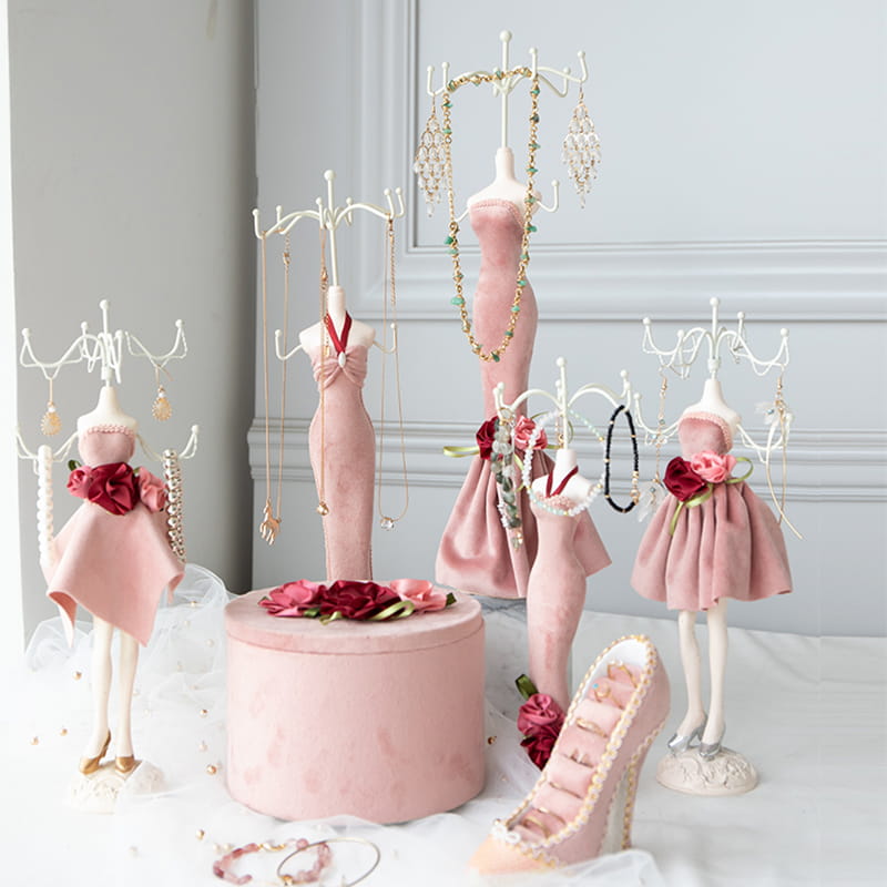 แฟชั่นชุดสีชมพูยืนแสดงเครื่องประดับชุดรวมทั้งตุ๊กตาเครื่องประดับเรซิน, กล่องเครื่องประดับสักหลาดกล่องเครื่องประดับ, รองเท้าส้นสูงแหวนholde